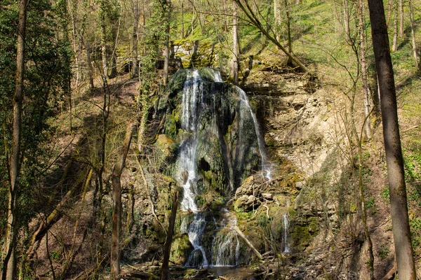 Водопад Водой Текущей Скале Которая Имеет Форму Черепа — стоковое фото