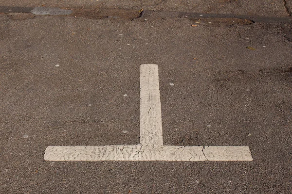 Primer Plano Una Marca Blanca Vieja Sucia Descolorida Estacionamiento Vacío — Foto de Stock