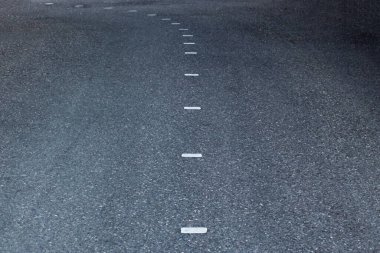 Beyaz kare yol işaretleri uzakta bir viraj oluşturuyor