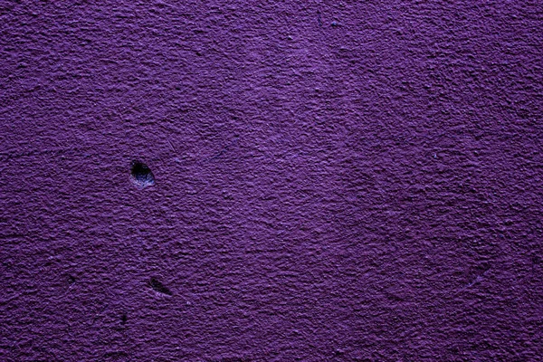 紫色または紫色の異なる色合いのテクスチャと手の印刷物と紫色の抽象的な壁の背景 — ストック写真