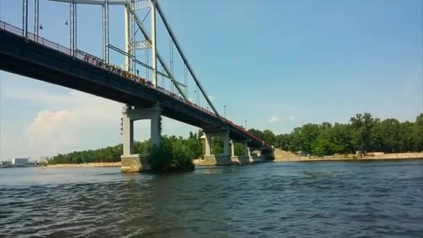 Viagem de rio em um barco costa pitoresca bancos Dnipro Kyiv Ucrânia — Vídeo de Stock