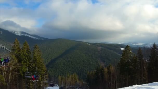 Hermosas vistas a la montaña. la gente va a esquiar en un ascensor — Vídeo de stock
