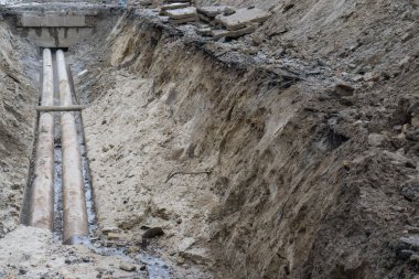 su boruları sıhhi tesisat inşaat site çukur açma sırasında toprağa hendek