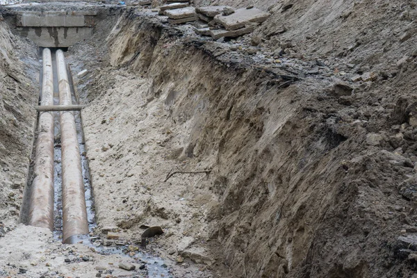 su boruları sıhhi tesisat inşaat site çukur açma sırasında toprağa hendek