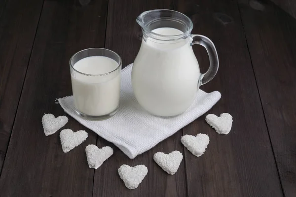 sürahi ve bardak sütle, kalp kurabiye