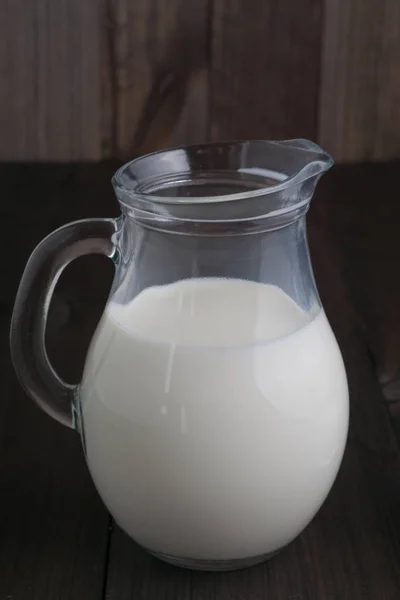Kanna med mjölk — Stockfoto