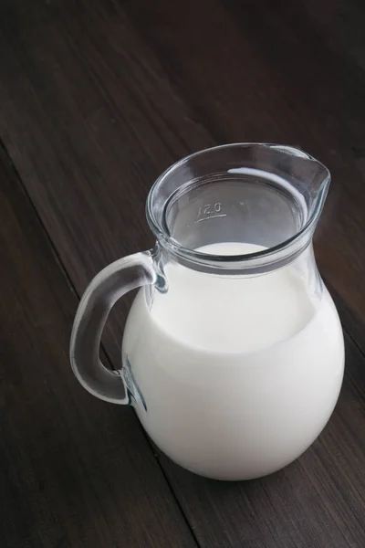 Kan met melk — Stockfoto