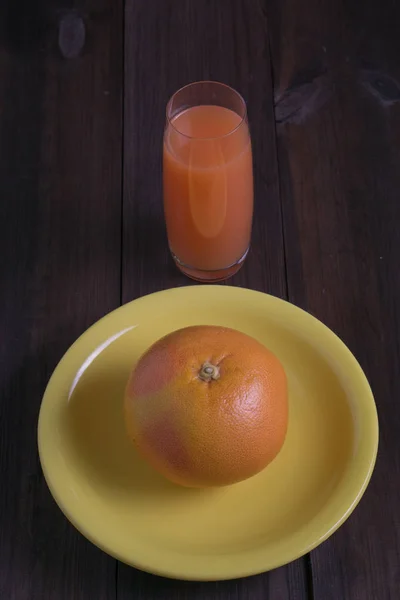 Grapefruit with glass of juice — Stock Photo, Image