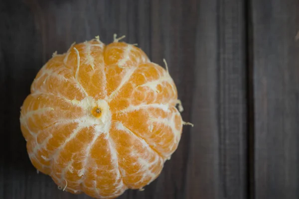 Primer plano de mandarina pelada en negrita mandarina —  Fotos de Stock