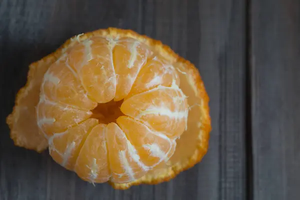 Primer plano de mandarina pelada en negrita mandarina —  Fotos de Stock