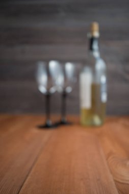 iki Şarap kadehi ve beyaz şişe ile bulanık görüntü