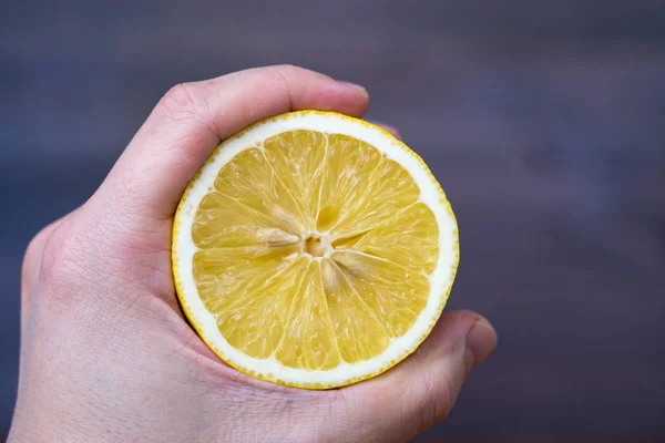 Fele a kezében citrus lemon — Stock Fotó