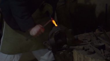 Metal aletleri dövme demirci