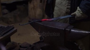 Metal aletleri dövme demirci