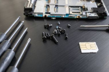 siyah bir vida closeup çekim ve siyah yüzey Smartphone'da demonte