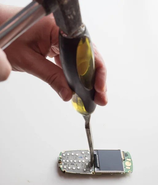 Versucht, Handy mit Meißel und Hammer zu reparieren. Spaßkonzept — Stockfoto