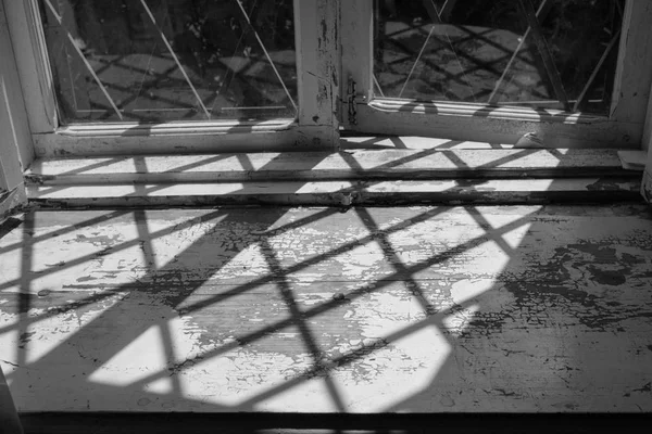 Černý a bílý obraz staré dřevěné okenní parapet — Stock fotografie