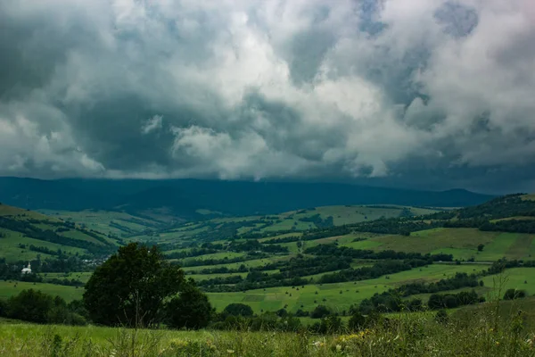 Hermoso paisaje de colinas en tiempo tormentoso —  Fotos de Stock