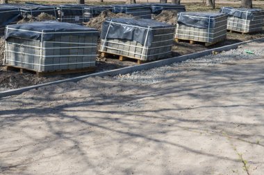 Kaldırım taşları ile parkta onarılıyor. yol kaldırım imar.