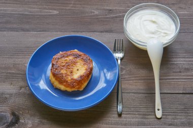 küçük bir plaka üzerinde bir tek lor peynirli gözleme