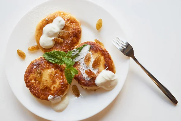 süzme peynir beyaz arka plan üzerinde beyaz bir tabakta cheesecakes krep