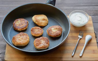 Lor peynirli kızartma tavası ekşi krema ve küçük plaka ile yapılmış krep