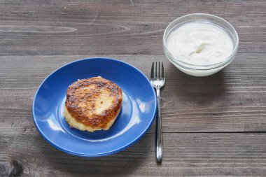 mütevazı kahvaltı. tek bir gözleme ile küçük çanak