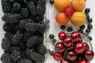 lezzetli taze böğürtlen, kiraz ve kayısı plastik şeffaf tepsisinde