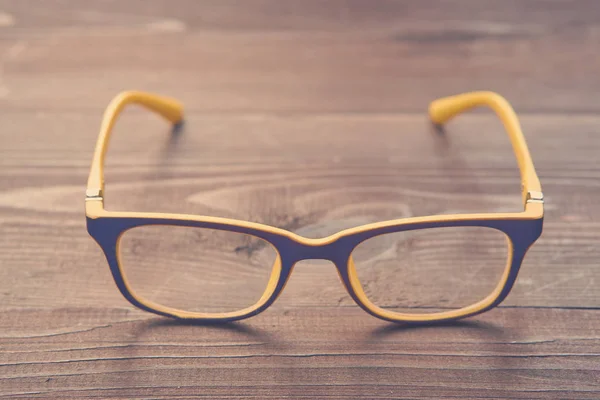 Gözlükleri ile plastik gözlük çerçevesi