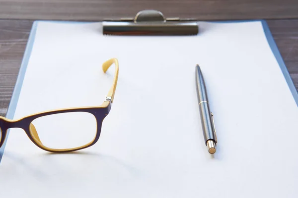 メモ帳とペンと眼鏡 — ストック写真