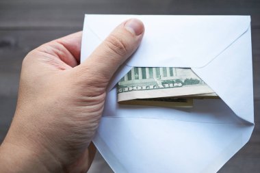 Erkekler el bir zarf tasarruf ile tutarak