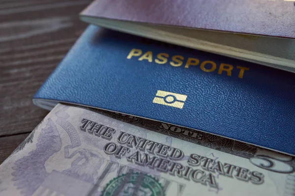 Американська валюта та паспорт для подорожей — стокове фото