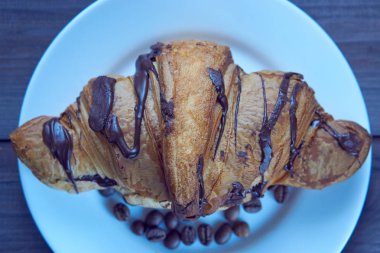 gevrek ev yapımı kruvasan çikolata sosu ile dekore edilmiştir.