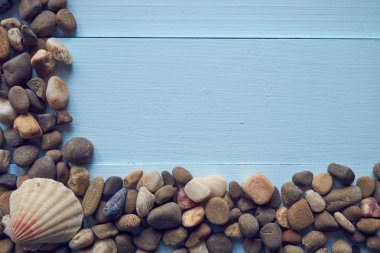 yeşil çakıl taşları çerçevesinden kayalar