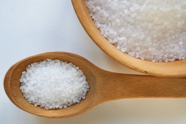 ahşap kase ve kaşığı deniz tuzu