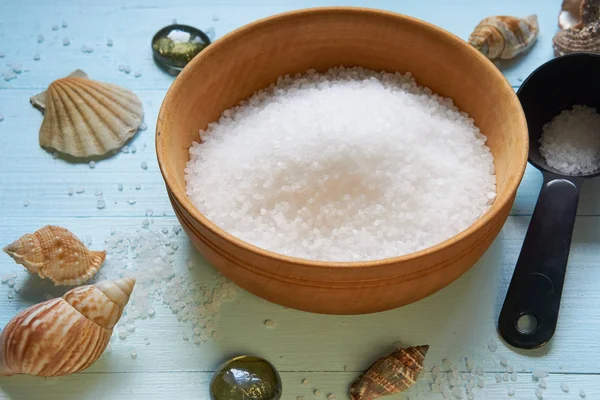 çakıl taşları ile büyük çerçeve deniz kabuklarını sallamak