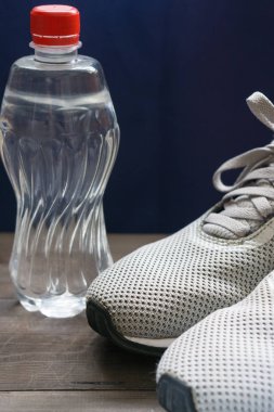 tatlı su şişesi ile erkek spor ayakkabı