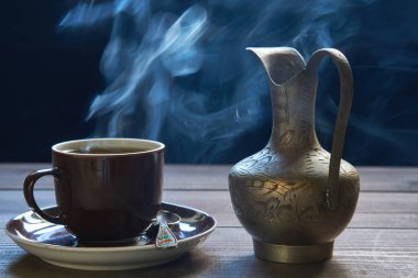 Buhar ile sıcak kahve fincan kapatmak