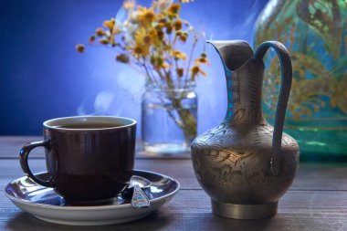 küçük gümüş sürahi ile sıcak taze kahve fincan