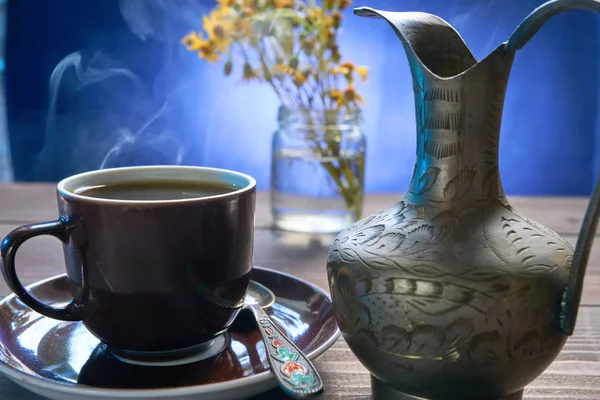 küçük fincan taze kahve sürahisi ile