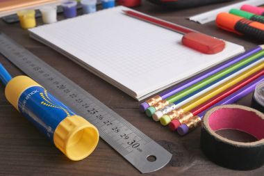 bazı okul kaynağı karanlık masa üzerinde