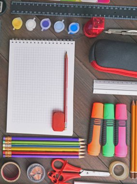 bir masa üzerine düz yatıyordu okul araçları