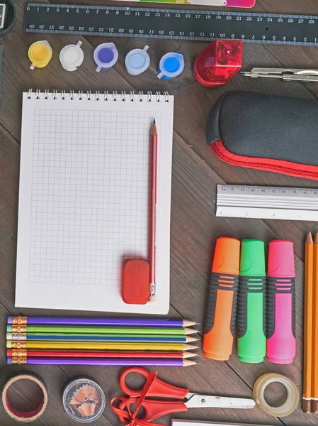 bir masa üzerine düz yatıyordu okul araçları