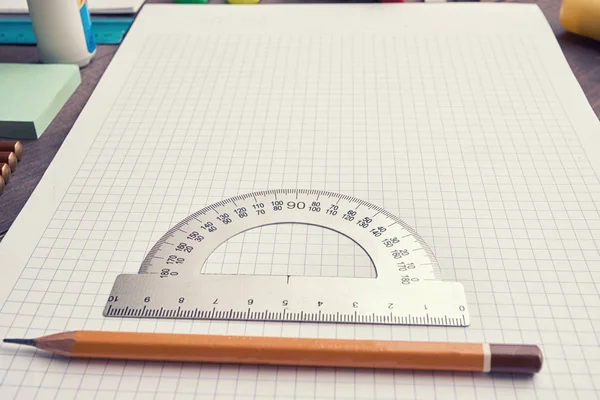 鉛筆と並んで学校お手本広場 — ストック写真