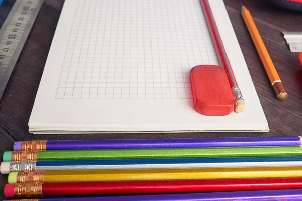 Bloc de notas de la escuela con lápices de colores — Foto de Stock