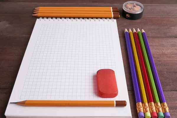 Libro de ejercicios escolares con lápices de colores — Foto de Stock