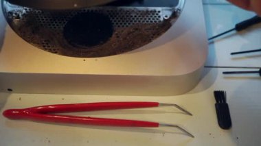 Elektrikli süpürge ile temizlik kişisel bilgisayar