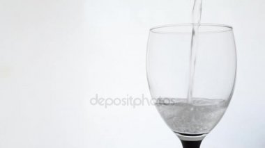 Maden suyu cam içine dökme