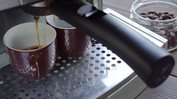 Het maken van koffie met koffiemachine — Stockvideo