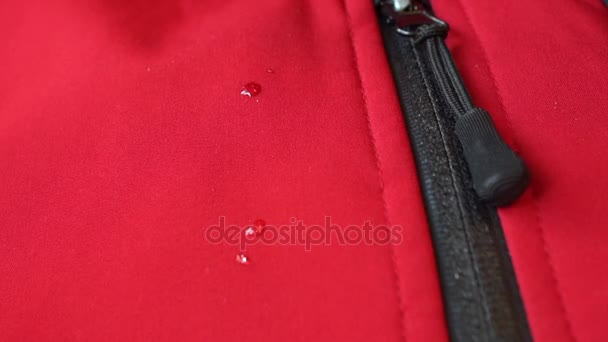 Grandes gotas de agua en la ropa impermeable. cremalleras cierre de bolsillo — Vídeos de Stock